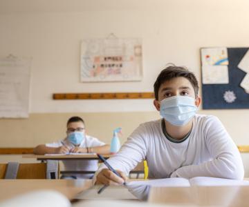 Vacinar adolescentes torna mais seguro retorno às aulas, diz Fiocruz